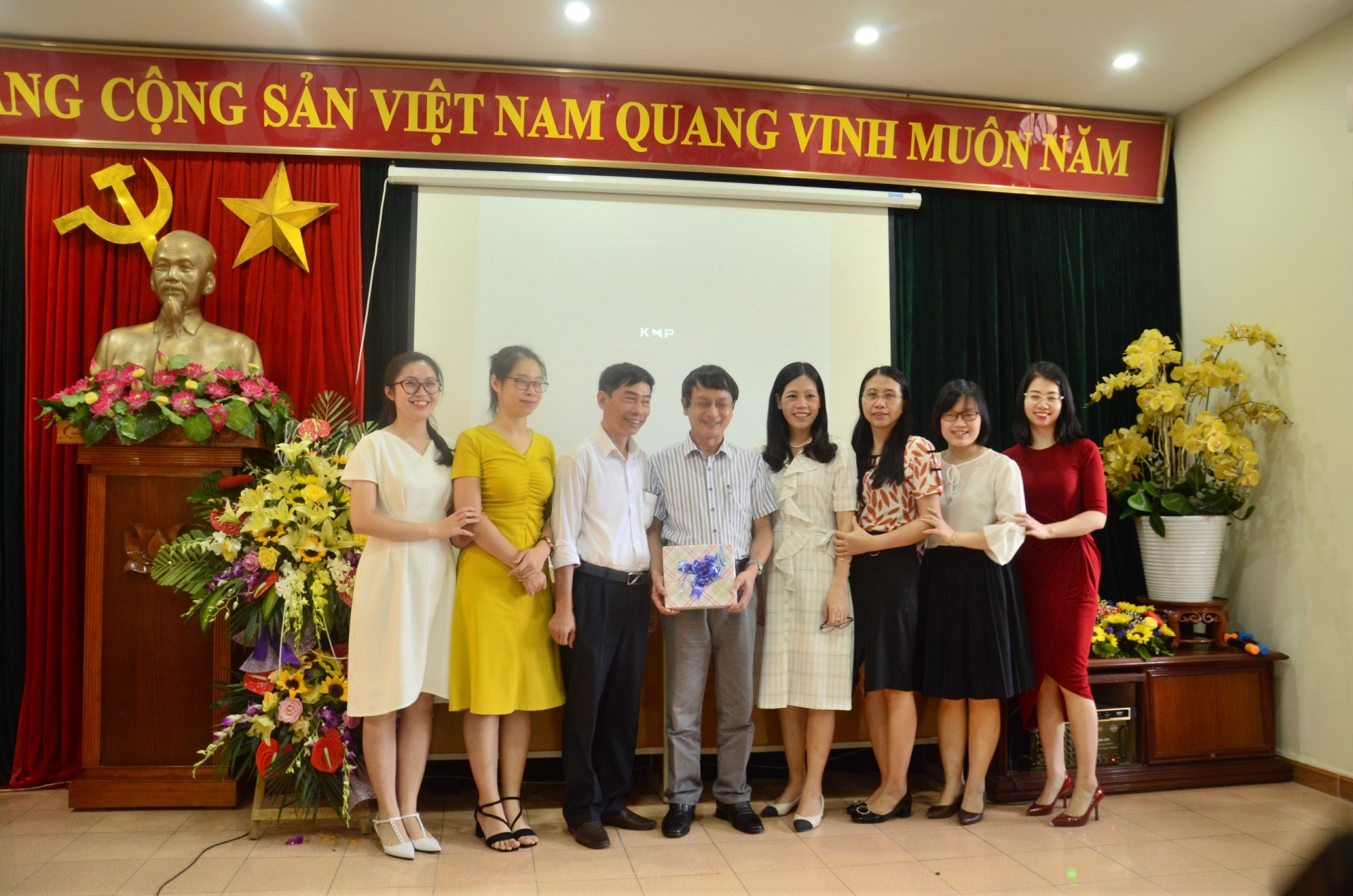 Các thầy cô tổ Địa lý chúc mừng thầy Tô Xuân Hải